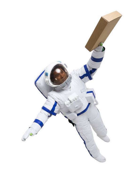 东方人,中年人,一个人,宇航员,飞行员,竖图,俯视,彩色,室内,白天,留白,抠图,白色背景,侧面,探险,信心,技术,航天,高科技,科技,北京,中国,仅一个男性,漫步,宇航服,科学,图片,盒子,快递员,探索,自信,摄影,科学技术,未来,太空服,成就,航天员,快递,梦想,速递,太空人,男人,男性,年轻男性,亚洲人,中国人,年轻人,举着,全身,影棚拍摄,愉快,太空行走,bj174