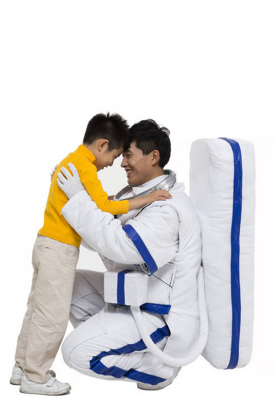 东方人,儿童,中年人,两个人,家庭,宇航员,飞行员,站,蹲,微笑,竖图,彩色,室内,白天,留白,抠图,白色背景,侧面,快乐,探险,信心,航天,高科技,科技,北京,中国,宇航服,科学,图片,鼓励,小孩,站着,温馨,父子,休闲服,可爱,探索,童年,童趣,自信,摄影,希望,未来,太空服,亲近,亲情,顶头,航天员,梦想,太空人,天真,男孩,男人,男性,年轻男性,亚洲人,中国人,孩子,年轻人,站立,全身,影棚拍摄,欢乐,愉快,男生,bj174