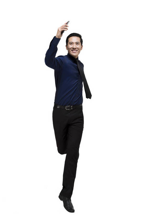 东方人,中年人,一个人,科学家,微笑,竖图,彩色,室内,白天,留白,抠图,白色背景,正面,西装,时尚,信心,技术,高科技,科技,手机,北京,中国,仅一个男性,正装,工作,科学,图片,现代,展示,自信,自拍,摄影,生活方式,使用,科学技术,未来,科研人员,成就,研究者,梦想,科学研究者,男人,男性,年轻男性,亚洲人,中国人,年轻人,科学工作者,跳跃,全身,影棚拍摄,愉快,bj174