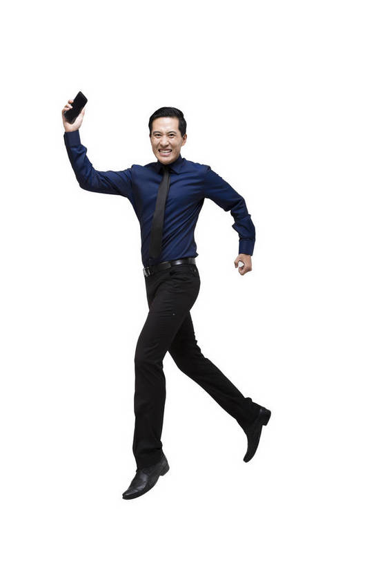 东方人,中年人,一个人,科学家,微笑,竖图,彩色,室内,白天,留白,抠图,白色背景,侧面,西装,时尚,信心,技术,高科技,科技,手机,北京,中国,仅一个男性,正装,工作,科学,图片,现代,展示,自信,自拍,摄影,生活方式,使用,科学技术,未来,科研人员,成就,研究者,梦想,科学研究者,男人,男性,年轻男性,亚洲人,中国人,年轻人,科学工作者,跳跃,全身,影棚拍摄,愉快,bj174