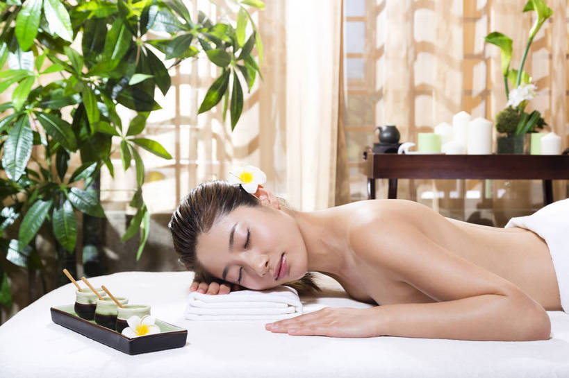 东方人,中年人,一个人,美容院,横图,彩色,室内,白天,侧面,按摩,美容,时尚,幸福,北京,中国,护肤,图片,美丽,趴着,保养,享受,休闲,健康,放松,活力,可爱,美女,美体,SPA水疗,保健,疗养,养生,温泉浴场,摄影,生活方式,优雅,养颜,乐观,年轻女性,女人,女性,亚洲人,中国人,年轻人,矿泉疗养地,半身,水疗,高兴,愉快,奢华,bj174