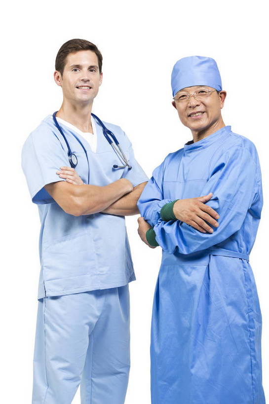 东方人,中年人,老年人,医生,医院,站,抱,竖图,彩色,室内,白天,抠图,白色背景,侧面,成功,北京,中国,仅一个人,图片,肩膀,医护人员,医疗人员,健康,成熟,活力,自信,摄影,抱着,手术,医疗,搂着,白大褂,工作装,诊疗,手术服,精明,老年男性,男人,男性,中年男性,亚洲人,中国人,大夫,搂,半身,影棚拍摄,愉快,bj174