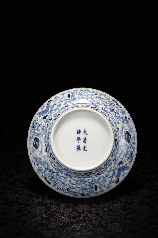 竖图,彩色,室内,白天,绘画,静物,餐具,北京,中国,花纹,风俗,纹路,彩绘,瓷器,碟子,盘,图片,纹理,陶瓷,艺术品,古典,文化,文物,传统,盘子,工艺品,碟,精神,摄影,古董,珍贵,陶艺,黑背景,古物,文明,中国文化,斑纹,珍藏,精美,古玩,肌理,彩釉,古代文明,制度,画画,影棚拍摄,保藏,收藏,传统文化,斗彩,逗彩,花卉纹,bj174