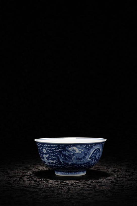 竖图,彩色,室内,白天,静物,北京,中国,花纹,风俗,艺术,纹路,瓷器,图片,纹理,手工艺品,陶瓷,陶瓷制品,艺术品,古典,文化,文物,传统,容器,工艺品,碗,精神,摄影,古董,储藏,青花瓷,珍贵,黑背景,高雅,古物,储存,文明,中国文化,斑纹,珍藏,精美,古玩,肌理,自信心,品位,龙纹,古代文明,制度,磁器,白地青花瓷,青花,影棚拍摄,保藏,夔龙纹,夔纹,收藏,贮存,传统文化,bj174