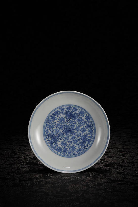 竖图,彩色,室内,白天,静物,餐具,北京,中国,花纹,风俗,艺术,纹路,瓷器,碟子,盘,图片,纹理,手工艺品,艺术品,古典,文化,文物,传统,盘子,工艺品,碟,精神,摄影,古董,青花瓷,珍贵,黑背景,高雅,古物,文明,中国文化,斑纹,珍藏,精美,古玩,肌理,自信心,品位,古代文明,制度,磁器,白地青花瓷,青花,影棚拍摄,保藏,收藏,传统文化,花卉纹,bj174