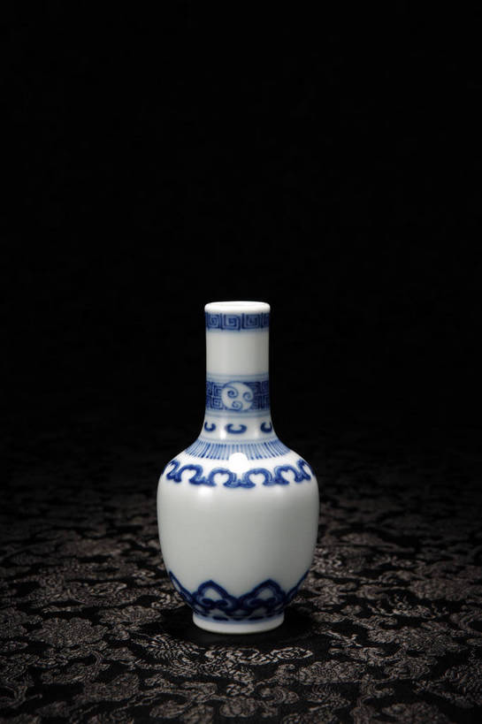 竖图,彩色,室内,白天,静物,北京,中国,花纹,风俗,艺术,纹路,瓷器,瓶,图片,纹理,手工艺品,陶瓷,陶瓷制品,艺术品,古典,文化,文物,传统,瓶子,工艺品,精神,摄影,古董,青花瓷,珍贵,黑背景,高雅,古物,文明,中国文化,斑纹,珍藏,精美,古玩,肌理,自信心,品位,古代文明,制度,磁器,白地青花瓷,青花,影棚拍摄,保藏,收藏,传统文化,长颈瓶,bj174