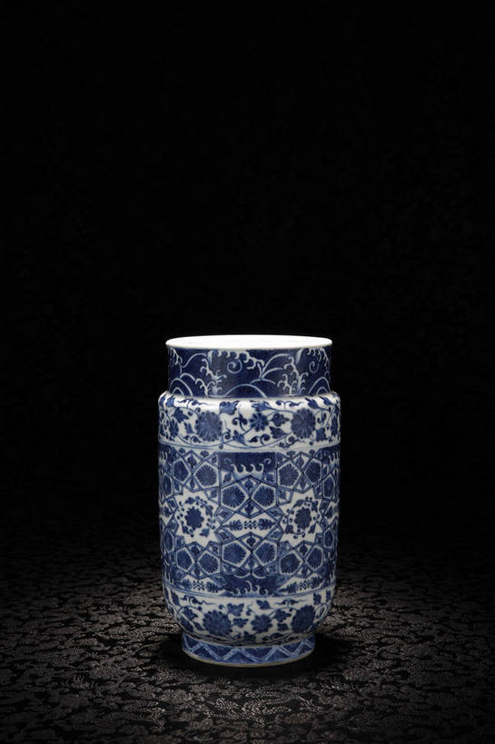 竖图,彩色,室内,白天,静物,北京,中国,花纹,风俗,艺术,纹路,瓷器,罐,罐子,图片,纹理,手工艺品,艺术品,古典,文化,文物,传统,瓶子,工艺品,精神,摄影,古董,青花瓷,珍贵,黑背景,高雅,古物,文明,中国文化,斑纹,珍藏,精美,古玩,肌理,自信心,品位,古代文明,制度,磁器,白地青花瓷,青花,影棚拍摄,保藏,收藏,传统文化,花卉纹,bj174