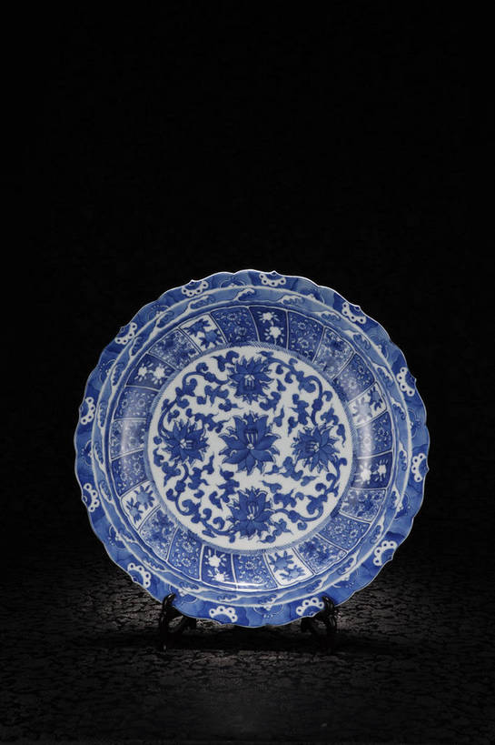 竖图,彩色,室内,白天,静物,餐具,北京,中国,花纹,风俗,艺术,纹路,瓷器,碟子,盘,图片,纹理,手工艺品,艺术品,古典,文化,文物,传统,盘子,工艺品,碟,精神,摄影,古董,青花瓷,珍贵,黑背景,高雅,古物,文明,中国文化,斑纹,珍藏,精美,古玩,肌理,自信心,品位,古代文明,制度,磁器,白地青花瓷,青花,影棚拍摄,保藏,收藏,传统文化,花卉纹,bj174