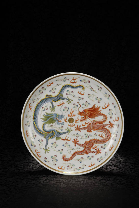 竖图,彩色,室内,白天,绘画,成功,静物,餐具,北京,中国,风俗,龙,彩绘,瓷器,碟子,盘,图片,陶瓷,艺术品,古典,文化,文物,传统,盘子,工艺品,碟,精神,摄影,古董,珍贵,陶艺,黑背景,古物,高贵,文明,中国文化,珍藏,图腾,传说,精美,古玩,祥瑞,灵兽,二龙戏珠,权势,尊荣,彩釉,古代文明,制度,幸运,画画,影棚拍摄,保藏,收藏,传统文化,龙珠,粉彩,粉彩瓷,bj174