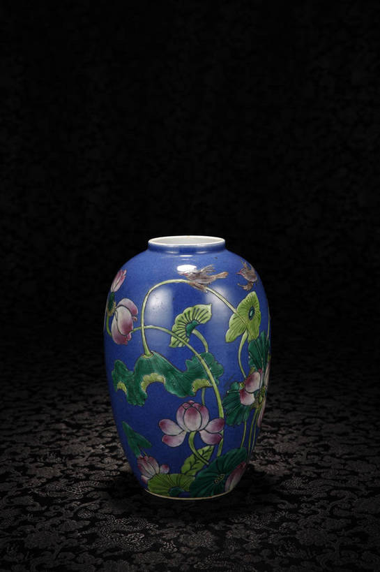 竖图,彩色,室内,白天,绘画,静物,北京,中国,风俗,彩绘,瓷器,罐子,瓶,图片,陶瓷,陶瓷制品,艺术品,古典,文化,文物,传统,瓶子,工艺品,五彩,精神,摄影,古董,珍贵,陶艺,黑背景,古物,文明,中国文化,珍藏,精美,古玩,彩釉,古代文明,制度,画画,影棚拍摄,保藏,收藏,传统文化,橄榄瓶,釉上彩,釉上加彩,bj174