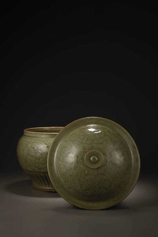 竖图,彩色,室内,白天,绘画,静物,北京,中国,花纹,风俗,纹路,彩绘,瓷器,盖子,罐,罐子,图片,纹理,陶瓷,陶瓷制品,艺术品,古典,文化,文物,传统,瓶子,工艺品,精神,摄影,古董,珍贵,陶艺,黑背景,古物,文明,中国文化,斑纹,珍藏,精美,古玩,肌理,彩釉,古代文明,制度,画画,影棚拍摄,保藏,收藏,传统文化,盖罐,青釉,花卉纹,bj174