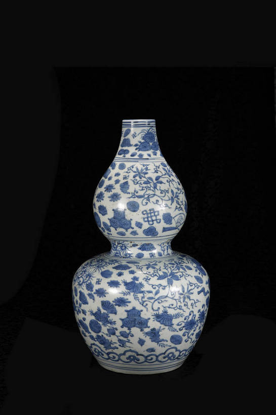 竖图,彩色,室内,白天,静物,花瓶,北京,中国,花纹,风俗,艺术,纹路,瓷器,瓶,图片,纹理,手工艺品,陶瓷,陶瓷制品,艺术品,古典,文化,文物,传统,瓶子,工艺品,精神,摄影,古董,青花瓷,珍贵,黑背景,高雅,古物,文明,中国文化,斑纹,珍藏,精美,古玩,肌理,自信心,品位,古代文明,制度,磁器,白地青花瓷,青花,影棚拍摄,保藏,收藏,传统文化,葫芦瓶,花卉纹,bj174