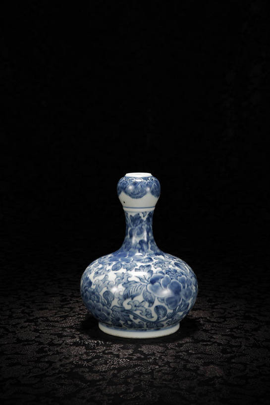 竖图,彩色,室内,白天,牡丹花,静物,北京,中国,花纹,风俗,艺术,纹路,瓷器,瓶,图片,纹理,手工艺品,陶瓷,陶瓷制品,艺术品,古典,文化,文物,传统,瓶子,工艺品,精神,摄影,古董,青花瓷,珍贵,黑背景,高雅,富贵,古物,文明,中国文化,斑纹,珍藏,精美,古玩,肌理,鼠姑,鹿韭,白茸,百雨金,自信心,品位,浓情,圆满,古代文明,制度,磁器,白地青花瓷,青花,富贵花,洛阳花,牡丹,木芍药,芍药,影棚拍摄,保藏,收藏,传统文化,蒜头瓶,花卉纹,bj174