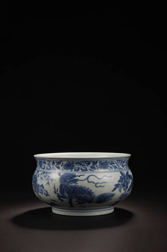 竖图,彩色,室内,白天,静物,北京,中国,花纹,风俗,艺术,纹路,瓷器,图片,纹理,手工艺品,艺术品,古典,文化,文物,传统,容器,工艺品,精神,摄影,古董,储藏,青花瓷,珍贵,黑背景,高雅,古物,储存,文明,中国文化,斑纹,珍藏,精美,古玩,肌理,自信心,品位,古代文明,制度,磁器,白地青花瓷,青花,影棚拍摄,保藏,收藏,贮存,传统文化,瑞兽纹,水丞,水盂,砚滴,水呈,bj174