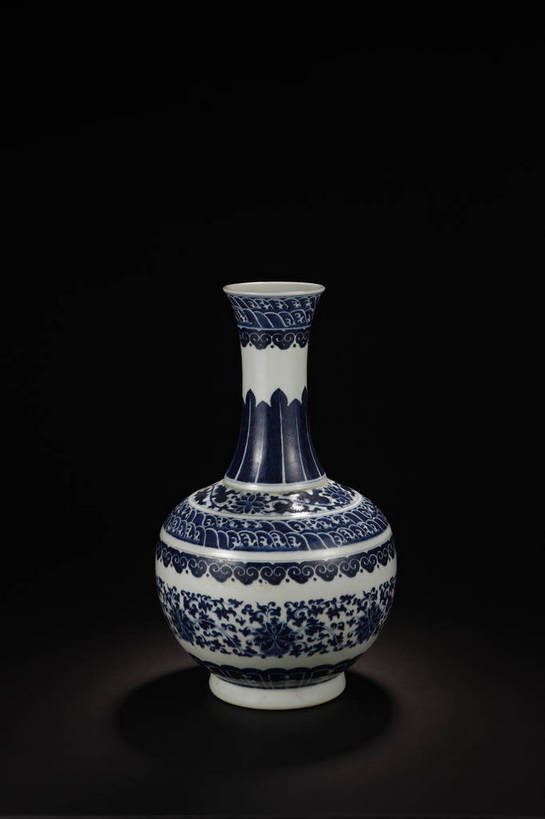 竖图,彩色,室内,白天,静物,北京,中国,花纹,风俗,艺术,纹路,瓷器,瓶,图片,纹理,手工艺品,陶瓷,陶瓷制品,艺术品,古典,文化,文物,传统,瓶子,工艺品,精神,摄影,古董,青花瓷,珍贵,黑背景,高雅,古物,文明,中国文化,斑纹,珍藏,精美,古玩,肌理,自信心,品位,古代文明,制度,磁器,白地青花瓷,青花,影棚拍摄,保藏,收藏,传统文化,天球瓶,花卉纹,bj174