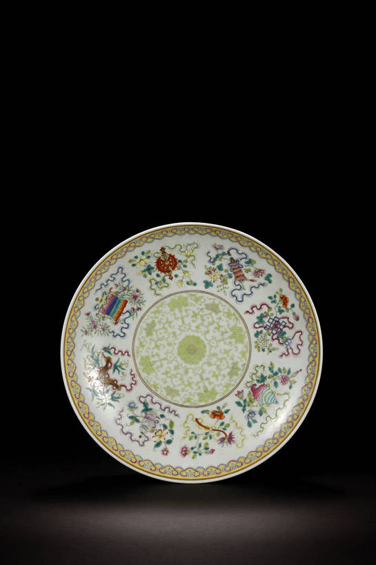 竖图,彩色,室内,白天,绘画,静物,餐具,北京,中国,花纹,风俗,纹路,彩绘,瓷器,碟子,盘,图片,纹理,陶瓷,艺术品,古典,文化,文物,传统,盘子,工艺品,碟,精神,摄影,古董,珍贵,陶艺,黑背景,古物,文明,中国文化,斑纹,珍藏,精美,古玩,肌理,彩釉,古代文明,制度,画画,影棚拍摄,保藏,收藏,传统文化,八宝纹,八吉祥纹,粉彩,粉彩瓷,bj174