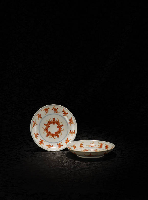 竖图,彩色,室内,白天,绘画,静物,餐具,北京,中国,花纹,风俗,艺术,纹路,彩绘,瓷器,碟子,盘,图片,纹理,手工艺品,陶瓷,艺术品,一对,古典,文化,文物,传统,盘子,工艺品,碟,精神,摄影,古董,青花瓷,珍贵,陶艺,黑背景,高雅,古物,文明,中国文化,斑纹,珍藏,精美,古玩,肌理,自信心,品位,彩釉,古代文明,制度,磁器,白地青花瓷,青花,画画,影棚拍摄,保藏,收藏,传统文化,红彩,矾红,福纹,福字纹,bj174