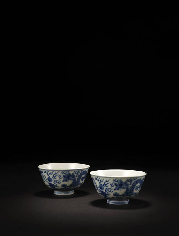 竖图,彩色,室内,白天,静物,北京,中国,花纹,风俗,艺术,纹路,瓷器,图片,纹理,手工艺品,陶瓷,陶瓷制品,艺术品,一对,古典,文化,文物,传统,两个,容器,工艺品,碗,精神,摄影,古董,储藏,青花瓷,珍贵,黑背景,高雅,古物,储存,文明,中国文化,斑纹,珍藏,精美,古玩,肌理,自信心,品位,龙纹,古代文明,制度,磁器,白地青花瓷,青花,影棚拍摄,保藏,夔龙纹,夔纹,收藏,贮存,传统文化,bj174