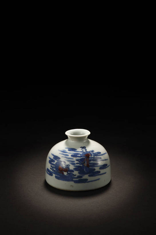 竖图,彩色,室内,白天,绘画,静物,北京,中国,风俗,艺术,彩绘,瓷器,图片,手工艺品,陶瓷,艺术品,古典,文化,文物,传统,工艺品,精神,摄影,古董,青花瓷,珍贵,陶艺,黑背景,高雅,古物,文明,中国文化,珍藏,精美,古玩,自信心,品位,彩釉,古代文明,制度,磁器,白地青花瓷,青花,画画,影棚拍摄,保藏,收藏,传统文化,红彩,矾红,鸡罩尊,太白坛,太白尊,bj174