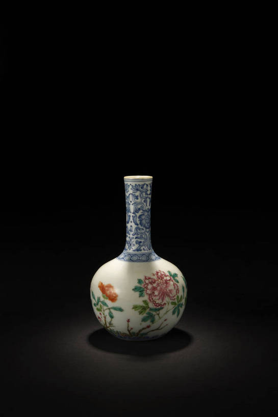 竖图,彩色,室内,白天,绘画,静物,北京,中国,花纹,风俗,艺术,纹路,彩绘,瓷器,瓶,图片,纹理,手工艺品,陶瓷,艺术品,古典,文化,文物,传统,瓶子,工艺品,精神,摄影,古董,青花瓷,珍贵,陶艺,黑背景,高雅,古物,文明,中国文化,斑纹,珍藏,精美,古玩,肌理,自信心,品位,彩釉,古代文明,制度,白地青花瓷,青花,画画,影棚拍摄,保藏,收藏,传统文化,粉彩,粉彩瓷,青花粉彩,花卉纹,bj174