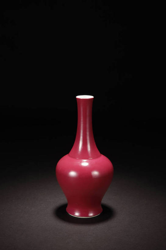竖图,彩色,室内,白天,绘画,静物,北京,中国,风俗,彩绘,瓷器,瓶,图片,陶瓷,陶瓷制品,艺术品,古典,文化,文物,传统,瓶子,工艺品,精神,摄影,古董,珍贵,陶艺,黑背景,古物,文明,中国文化,珍藏,精美,古玩,彩釉,古代文明,制度,画画,影棚拍摄,保藏,收藏,传统文化,长颈瓶,红釉,bj174