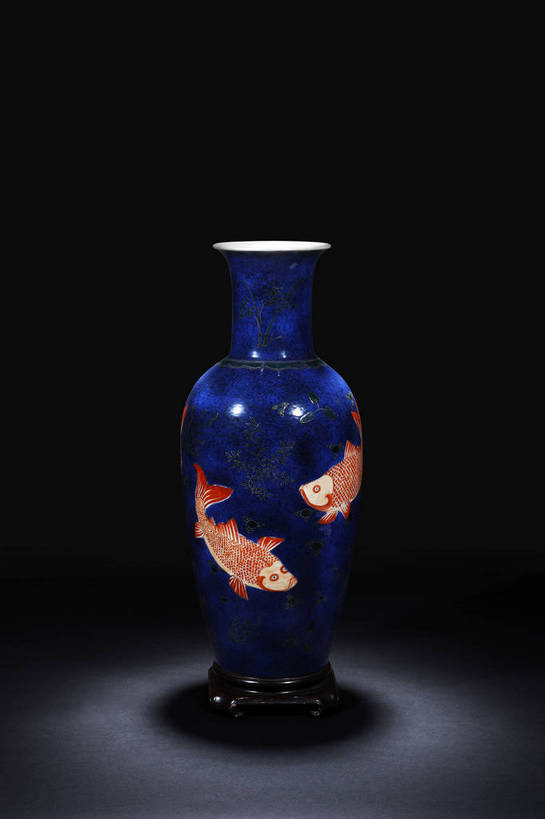 竖图,彩色,室内,白天,绘画,静物,北京,中国,风俗,彩绘,瓷器,罐子,瓶,图片,陶瓷,陶瓷制品,艺术品,古典,文化,文物,传统,瓶子,工艺品,精神,摄影,古董,珍贵,陶艺,黑背景,古物,文明,中国文化,珍藏,精美,古玩,彩釉,古代文明,制度,画画,影棚拍摄,保藏,收藏,传统文化,红彩,双鱼瓶,bj174