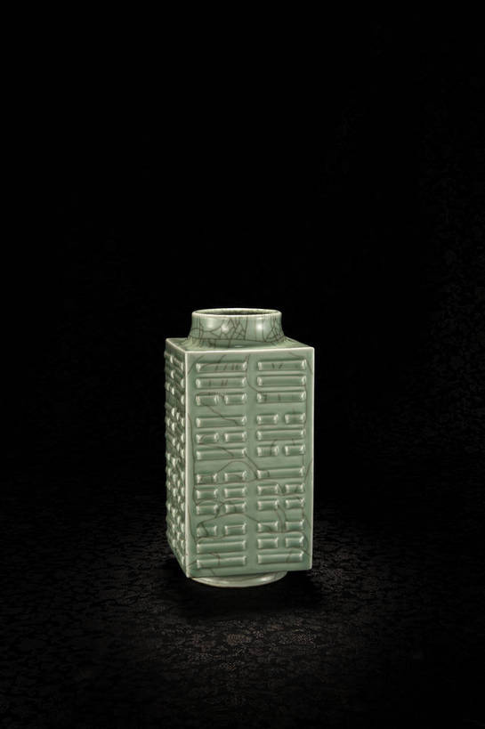 竖图,彩色,室内,白天,静物,北京,中国,风俗,瓷器,瓶,图片,艺术品,古典,文化,文物,传统,工艺品,精神,摄影,古董,珍贵,黑背景,古物,文明,中国文化,珍藏,精美,古玩,古代文明,制度,影棚拍摄,保藏,收藏,传统文化,bj174