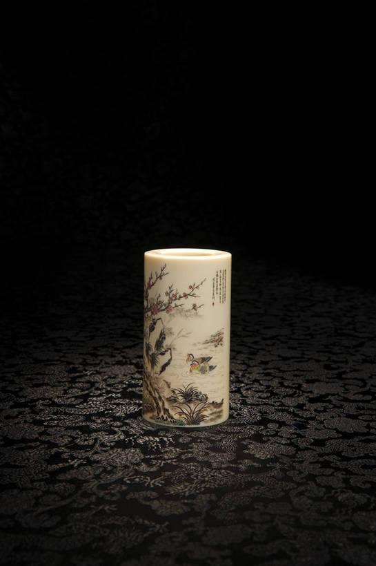 竖图,彩色,室内,白天,静物,笔筒,象牙,雕塑,北京,中国,花纹,风俗,艺术,装饰,纹路,雕刻,雕像,图片,纹理,艺术品,古典,文化,文物,传统,容器,工艺品,器皿,精神,摄影,古董,纪念,储藏,美术,珍贵,黑背景,古物,储存,文明,中国文化,斑纹,主题,珍藏,精美,陈列,古玩,肌理,功能,美学,牙雕,古代文明,制度,插笔器具,文房用具,影棚拍摄,保藏,收藏,贮存,传统文化,bj174