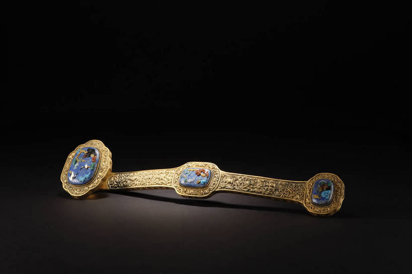 横图,彩色,室内,白天,幸福,静物,北京,中国,风俗,镶嵌,图片,艺术品,古典,文化,文物,传统,黄金,工艺品,金色,精神,摄影,古董,吉祥,珍贵,黑背景,古物,文明,中国文化,珍藏,精美,古玩,如意,古代文明,制度,影棚拍摄,保藏,收藏,传统文化,金如意,bj174