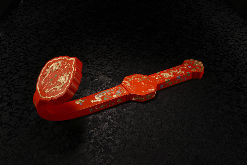 横图,彩色,室内,白天,爱情,奢侈,静物,玉,珠宝,北京,中国,风俗,镶嵌,金属,图片,艺术品,古典,文化,文物,传统,黄金,工艺品,精神,摄影,古董,昂贵,贵重,珍贵,黑背景,古物,文明,中国文化,坚定,珍藏,精美,古玩,信念,如意,贵金属,约定,古代文明,宝贵,制度,影棚拍摄,玉如意,保藏,收藏,金子,元宝,传统文化,bj174