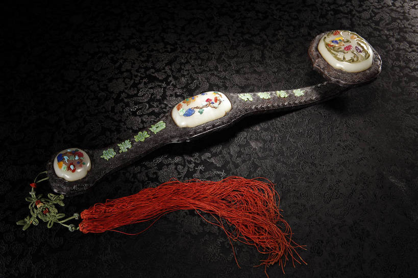 横图,彩色,室内,白天,幸福,建材,建筑,静物,木雕,玉,雕塑,北京,中国,风俗,艺术,装饰,镶嵌,材料,雕刻,雕像,木板,木材,图片,艺术品,古典,文化,文物,传统,木柴,工艺品,精神,摄影,奢侈品,建造,木料,古董,纪念,红木,玉器,美术,吉祥,贵重,珍贵,黑背景,古物,文明,中国文化,主题,珍藏,精美,陈列,玉石,古玩,如意,功能,美学,古代文明,宝贵,制度,影棚拍摄,玉如意,青龙木,紫檀木,保藏,收藏,传统文化,bj174