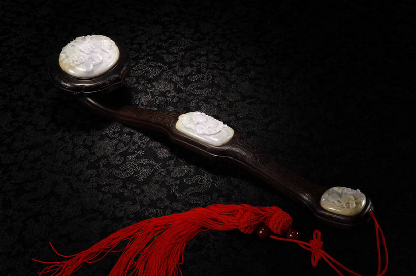 横图,彩色,室内,白天,幸福,静物,玉,北京,中国,风俗,镶嵌,图片,艺术品,古典,文化,文物,传统,工艺品,精神,摄影,奢侈品,古董,玉器,吉祥,贵重,珍贵,黑背景,古物,文明,中国文化,珍藏,精美,玉石,古玩,如意,古代文明,宝贵,制度,影棚拍摄,玉如意,保藏,收藏,传统文化,bj174