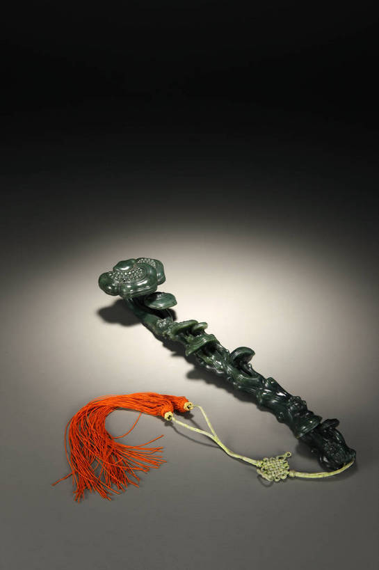 竖图,彩色,室内,白天,幸福,静物,玉,北京,中国,风俗,镶嵌,图片,艺术品,古典,文化,文物,传统,工艺品,精神,摄影,奢侈品,古董,玉器,吉祥,贵重,珍贵,黑背景,古物,文明,中国文化,珍藏,精美,玉石,古玩,如意,古代文明,宝贵,制度,影棚拍摄,玉如意,保藏,收藏,传统文化,bj174