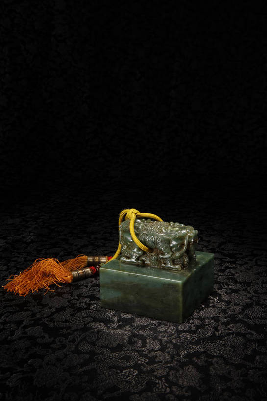 竖图,彩色,室内,白天,静物,玉,北京,中国,风俗,图片,艺术品,古典,文化,文物,传统,工艺品,精神,摄影,奢侈品,古董,印章,玉器,贵重,珍贵,黑背景,古物,文明,中国文化,珍藏,精美,玉石,古玩,古代文明,宝贵,制度,影棚拍摄,玉玺,保藏,收藏,传统文化,官印,玺,印叫玺,国玺,bj174