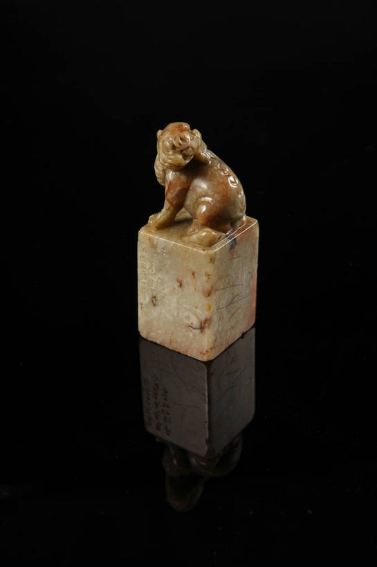 竖图,彩色,室内,白天,静物,玉,北京,中国,风俗,图片,办公用品,艺术品,古典,文化,文物,传统,文具,工艺品,精神,摄影,奢侈品,古董,印章,办公设备,文具用品,玉器,图章,贵重,珍贵,黑背景,古物,文明,中国文化,珍藏,印,签署,精美,玉石,古玩,文化工具,鉴定,古代文明,宝贵,制度,影棚拍摄,保藏,收藏,传统文化,玉印章,bj174