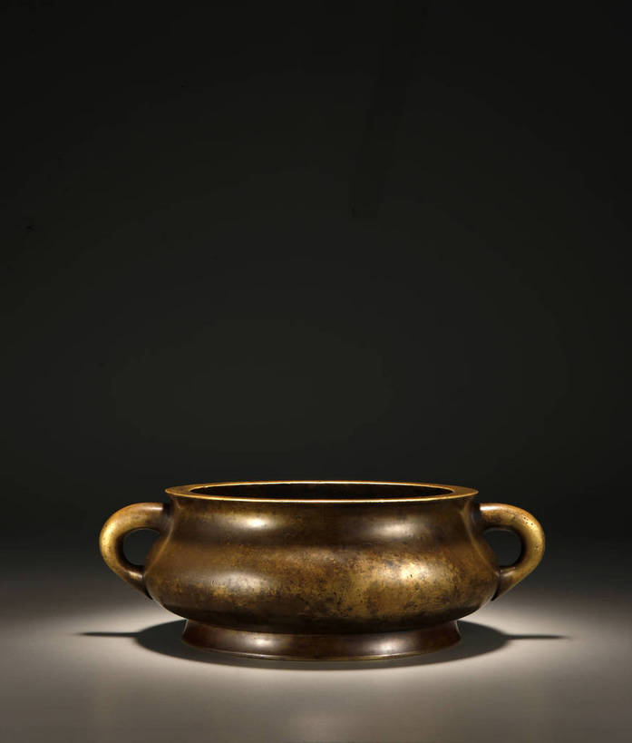 竖图,彩色,室内,白天,静物,北京,中国,风俗,炉子,图片,香炉,艺术品,古典,文化,文物,传统,容器,工艺品,精神,摄影,炉,古董,储藏,祭奠,祭祀,珍贵,黑背景,古物,储存,文明,中国文化,珍藏,祭坛,精美,古玩,铜器,敬拜,古代文明,制度,影棚拍摄,保藏,收藏,贮存,传统文化,双耳炉,铜炉,bj174