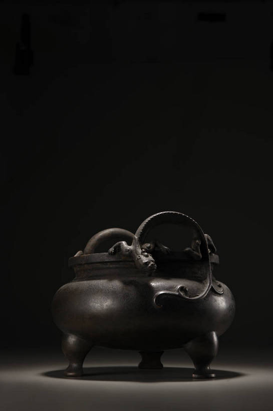 竖图,彩色,室内,白天,静物,北京,中国,风俗,炉子,图片,香炉,艺术品,古典,文化,文物,传统,容器,工艺品,精神,摄影,炉,古董,储藏,祭奠,祭祀,珍贵,黑背景,古物,储存,文明,中国文化,珍藏,祭坛,精美,古玩,铜器,敬拜,古代文明,制度,影棚拍摄,保藏,收藏,贮存,传统文化,三足炉,铜炉,bj174