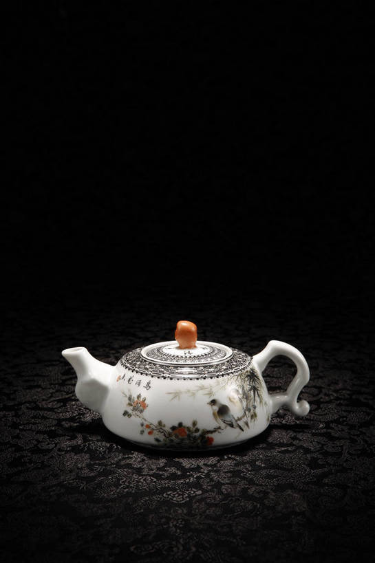 竖图,彩色,室内,白天,绘画,静物,北京,中国,风俗,彩绘,瓷器,壶,图片,陶瓷,艺术品,古典,文化,文物,传统,水壶,茶壶,工艺品,精神,摄影,古董,珍贵,陶艺,黑背景,古物,文明,中国文化,珍藏,精美,古玩,彩釉,古代文明,制度,画画,影棚拍摄,保藏,收藏,传统文化,粉彩,粉彩瓷,bj174