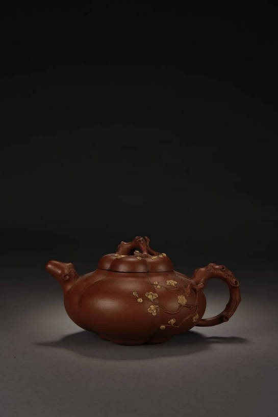 竖图,彩色,室内,白天,静物,北京,中国,花纹,风俗,纹路,壶,图片,纹理,梅花,艺术品,古典,文化,文物,传统,水壶,茶壶,容器,工艺品,精神,摄影,紫砂壶,古董,珍贵,黑背景,高雅,坚强,古物,文明,中国文化,斑纹,珍藏,精美,古玩,紫砂,肌理,古代文明,制度,春梅,梅,影棚拍摄,保藏,收藏,传统文化,花卉纹,bj174