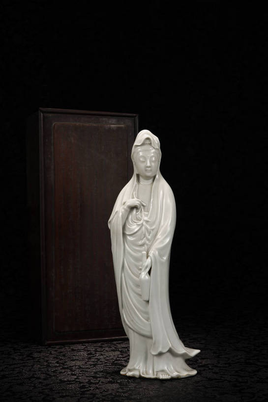 竖图,彩色,室内,白天,智慧,静物,雕塑,北京,中国,风俗,神话,艺术,装饰,瓷器,雕刻,雕像,图片,陶瓷,陶瓷制品,艺术品,古典,文化,文物,传统,工艺品,精神,摄影,观音,观音像,古董,纪念,美术,珍贵,黑背景,古物,文明,中国文化,主题,珍藏,传说,精美,陈列,古玩,菩萨,观音菩萨,功能,美学,古代文明,制度,陶瓷雕塑,慈悲,中国神话,观世音,观世音菩萨,观音大士,观自在菩萨,影棚拍摄,保藏,收藏,传统文化,德化窑观音像,明德化窑观音像,bj174