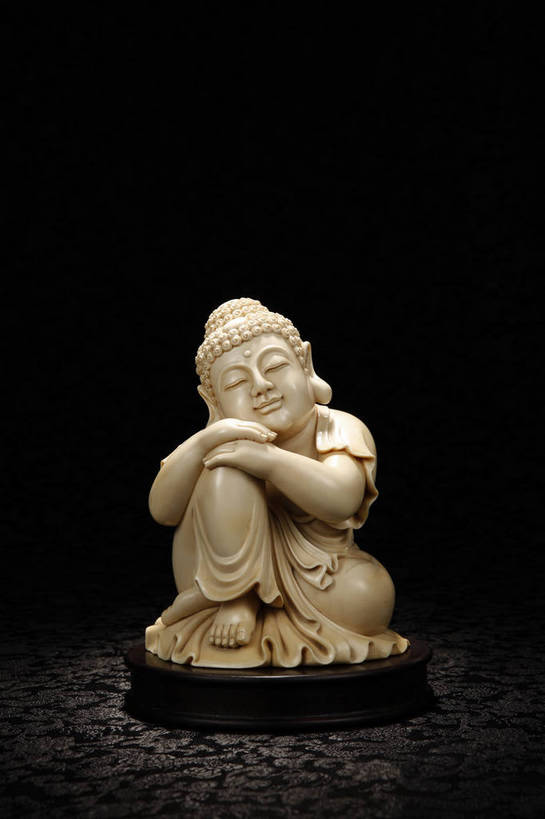 竖图,彩色,室内,白天,静物,象牙,雕塑,北京,中国,风俗,艺术,装饰,彩绘,雕刻,雕像,佛像,图片,艺术品,古典,文化,文物,传统,佛,工艺品,精神,摄影,古董,纪念,美术,珍贵,黑背景,古物,文明,中国文化,主题,珍藏,精美,陈列,古玩,功能,美学,象牙雕,象牙雕刻,牙雕,古代文明,制度,影棚拍摄,保藏,收藏,传统文化,bj174