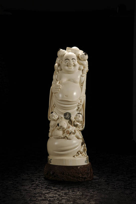 儿童,竖图,彩色,室内,白天,静物,象牙,雕塑,北京,中国,五个人,风俗,艺术,装饰,彩绘,雕刻,雕像,图片,艺术品,许多人,古典,文化,文物,传统,弥勒佛,小孩,工艺品,祈祷,一群人,健康,精神,许愿,摄影,宗教,佛教,信仰,古董,纪念,祈求,美术,珍贵,黑背景,古物,文明,中国文化,主题,珍藏,精美,陈列,古玩,功能,美学,布袋和尚,布袋神,弥勒,弥勒菩萨,象牙雕,象牙雕刻,牙雕,释教,古代文明,制度,平安,男孩,男人,男性,孩子,影棚拍摄,保藏,收藏,男生,传统文化,bj174