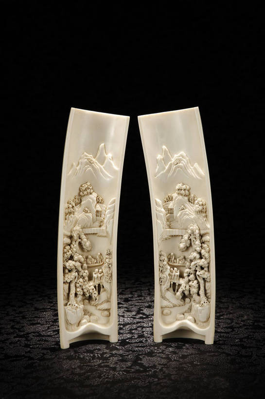 竖图,彩色,室内,白天,静物,象牙,雕塑,北京,中国,风俗,艺术,装饰,彩绘,雕刻,雕像,图片,艺术品,一对,古典,文化,文物,传统,两个,工艺品,精神,摄影,古董,纪念,美术,珍贵,黑背景,古物,文明,中国文化,主题,珍藏,文案,用具,器具,精美,陈列,古玩,功能,美学,象牙雕,象牙雕刻,牙雕,古代文明,制度,影棚拍摄,保藏,收藏,传统文化,臂搁,bj174