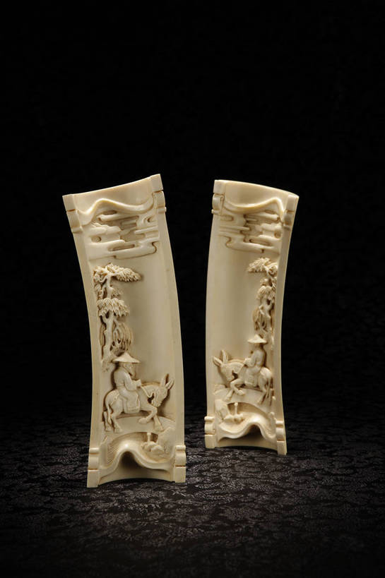 竖图,彩色,室内,白天,静物,象牙,雕塑,北京,中国,风俗,艺术,装饰,彩绘,雕刻,雕像,图片,艺术品,一对,古典,文化,文物,传统,两个,工艺品,精神,摄影,古董,纪念,美术,珍贵,黑背景,古物,文明,中国文化,主题,珍藏,文案,用具,器具,精美,陈列,古玩,功能,美学,象牙雕,象牙雕刻,牙雕,古代文明,制度,影棚拍摄,保藏,收藏,传统文化,臂搁,bj174