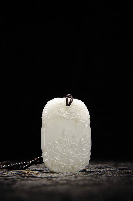 竖图,彩色,室内,白天,静物,玉,雕塑,北京,中国,花纹,风俗,艺术,装饰,纹路,雕刻,雕像,图片,纹理,艺术品,古典,文化,文物,传统,工艺品,精神,摄影,奢侈品,玉雕,古董,纪念,玉器,美术,贵重,珍贵,黑背景,古物,文明,中国文化,斑纹,主题,珍藏,精美,陈列,玉石,古玩,肌理,功能,美学,古代文明,宝贵,制度,影棚拍摄,保藏,收藏,传统文化,玉牌,bj174