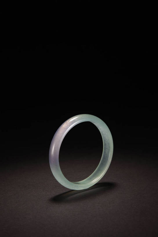 竖图,彩色,室内,白天,静物,玉,北京,中国,风俗,图片,艺术品,古典,文化,文物,传统,装饰品,饰品,手链,首饰,工艺品,精神,摄影,奢侈品,手镯,古董,玉器,贵重,珍贵,黑背景,古物,文明,中国文化,珍藏,镯子,精美,玉石,古玩,翡翠,古代文明,宝贵,制度,影棚拍摄,翠玉,翡翠玉,缅甸玉,硬玉,保藏,收藏,传统文化,翡翠手镯,bj174