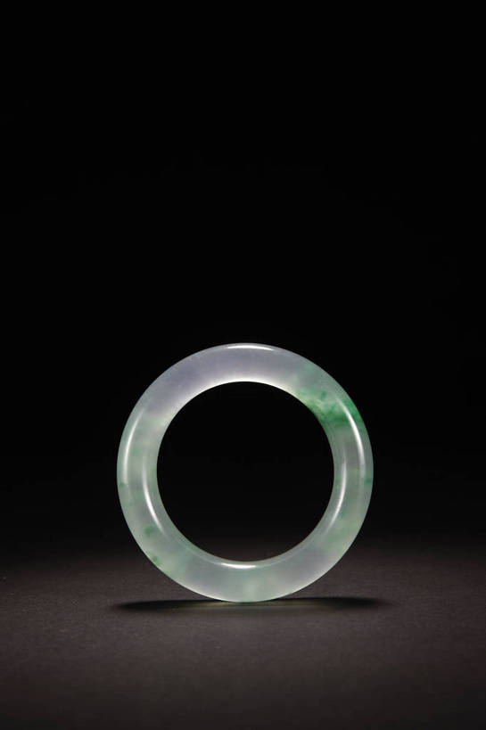 竖图,彩色,室内,白天,静物,玉,北京,中国,风俗,图片,艺术品,古典,文化,文物,传统,装饰品,饰品,手链,首饰,工艺品,精神,摄影,奢侈品,手镯,古董,玉器,贵重,珍贵,黑背景,古物,文明,中国文化,珍藏,镯子,精美,玉石,古玩,翡翠,古代文明,宝贵,制度,影棚拍摄,翠玉,翡翠玉,缅甸玉,硬玉,保藏,收藏,传统文化,翡翠手镯,bj174