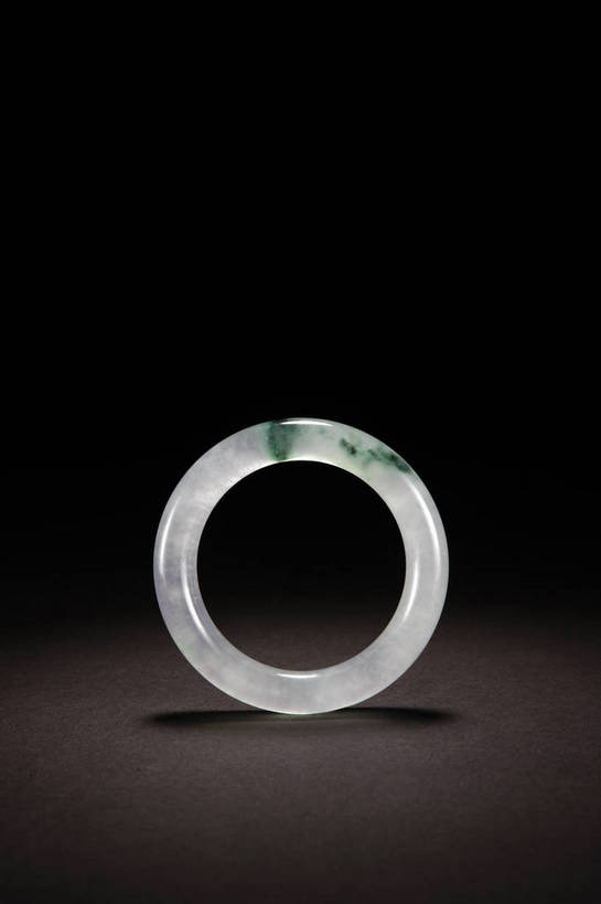 竖图,彩色,室内,白天,静物,玉,北京,中国,风俗,图片,艺术品,古典,文化,文物,传统,装饰品,饰品,手链,首饰,工艺品,精神,摄影,奢侈品,手镯,古董,玉器,贵重,珍贵,黑背景,古物,文明,中国文化,珍藏,镯子,精美,玉石,古玩,翡翠,古代文明,宝贵,制度,影棚拍摄,翠玉,翡翠玉,缅甸玉,硬玉,保藏,收藏,传统文化,翡翠手镯,bj174