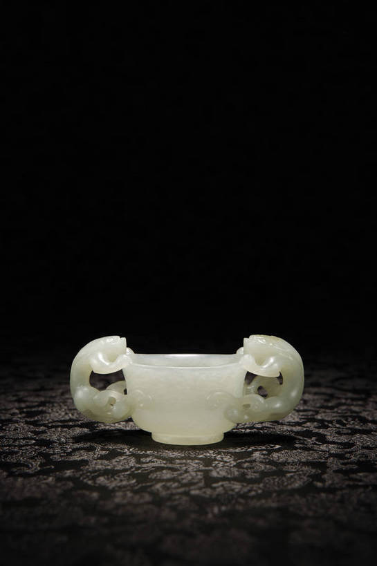 竖图,彩色,室内,白天,静物,杯子,玉,雕塑,北京,中国,风俗,艺术,装饰,雕刻,雕像,图片,艺术品,古典,杯,文化,文物,传统,工艺品,精神,摄影,玉雕,古董,纪念,美术,珍贵,黑背景,古物,文明,中国文化,主题,珍藏,精美,陈列,古玩,功能,美学,古代文明,制度,影棚拍摄,保藏,收藏,传统文化,bj174