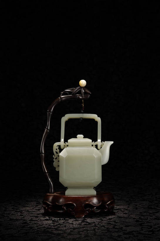 竖图,彩色,室内,白天,静物,玉,北京,中国,风俗,壶,图片,艺术品,古典,文化,文物,传统,水壶,茶壶,容器,工艺品,精神,摄影,奢侈品,玉雕,古董,玉器,贵重,珍贵,黑背景,古物,文明,中国文化,珍藏,精美,玉石,古玩,古代文明,宝贵,制度,影棚拍摄,保藏,收藏,传统文化,提梁壶,bj174